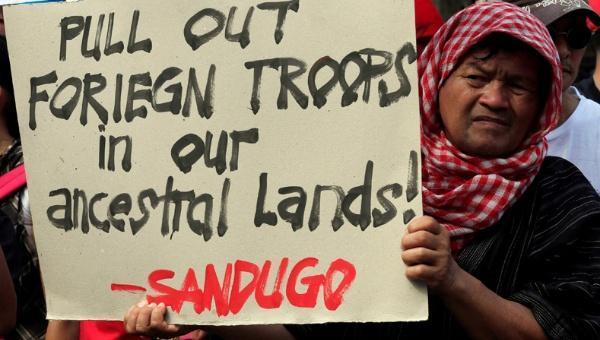 An activist holds a placard as he joins a rally supporting President Rodrigo Duterte's independent foreign policy in metro Manila, Philippines Oct. 21, 2016. | Photo: Reuters